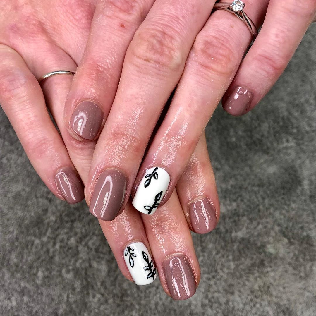 ZOE’S Nail technician gel nails and custom art